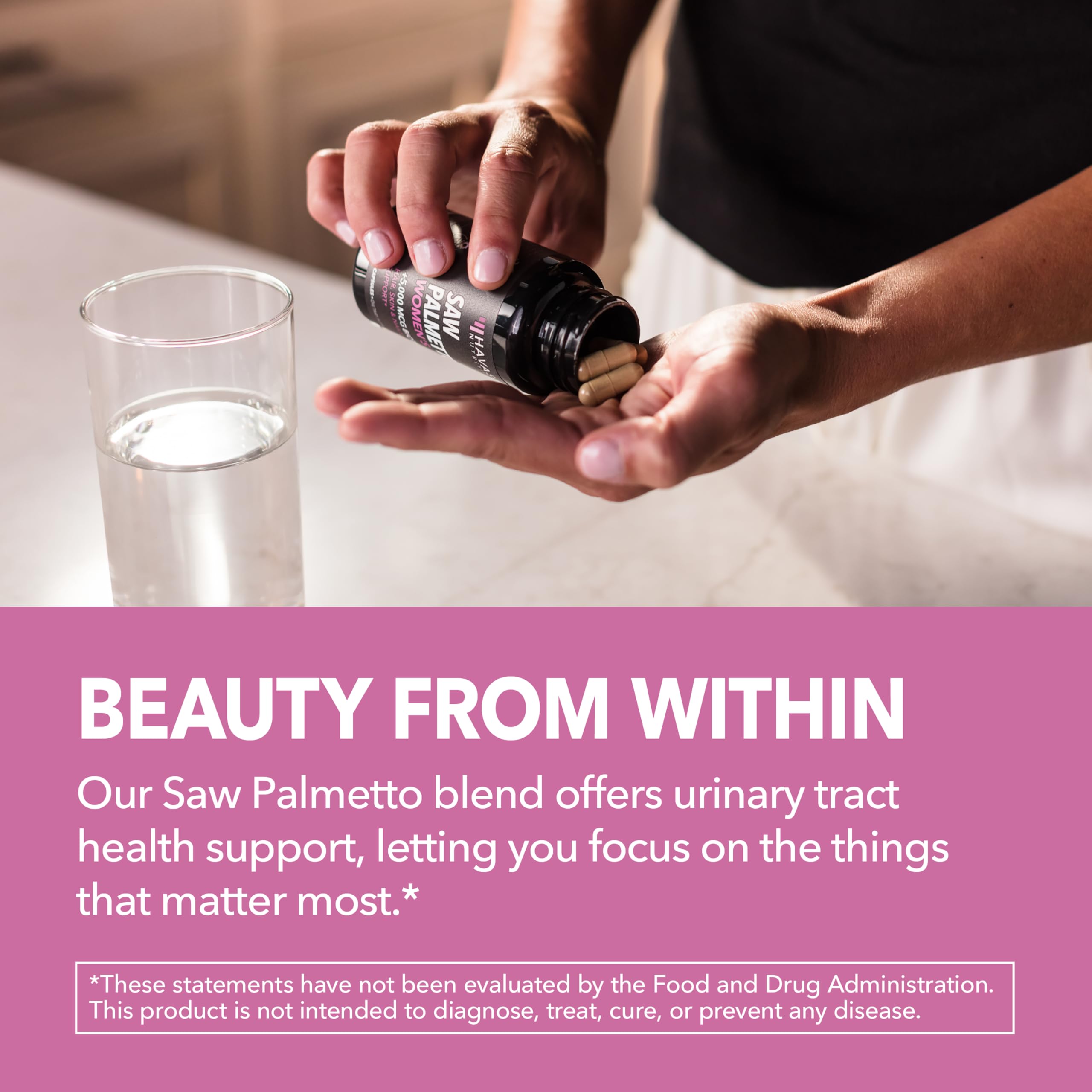 Femme utilisant Havasu Saw Palmetto Biotine pour cheveux et ongles.