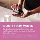 Femme utilisant Havasu Saw Palmetto Biotine pour cheveux et ongles.