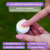 Application au doigt avec HayMax Lavande Barrière Balm pour narines propres.