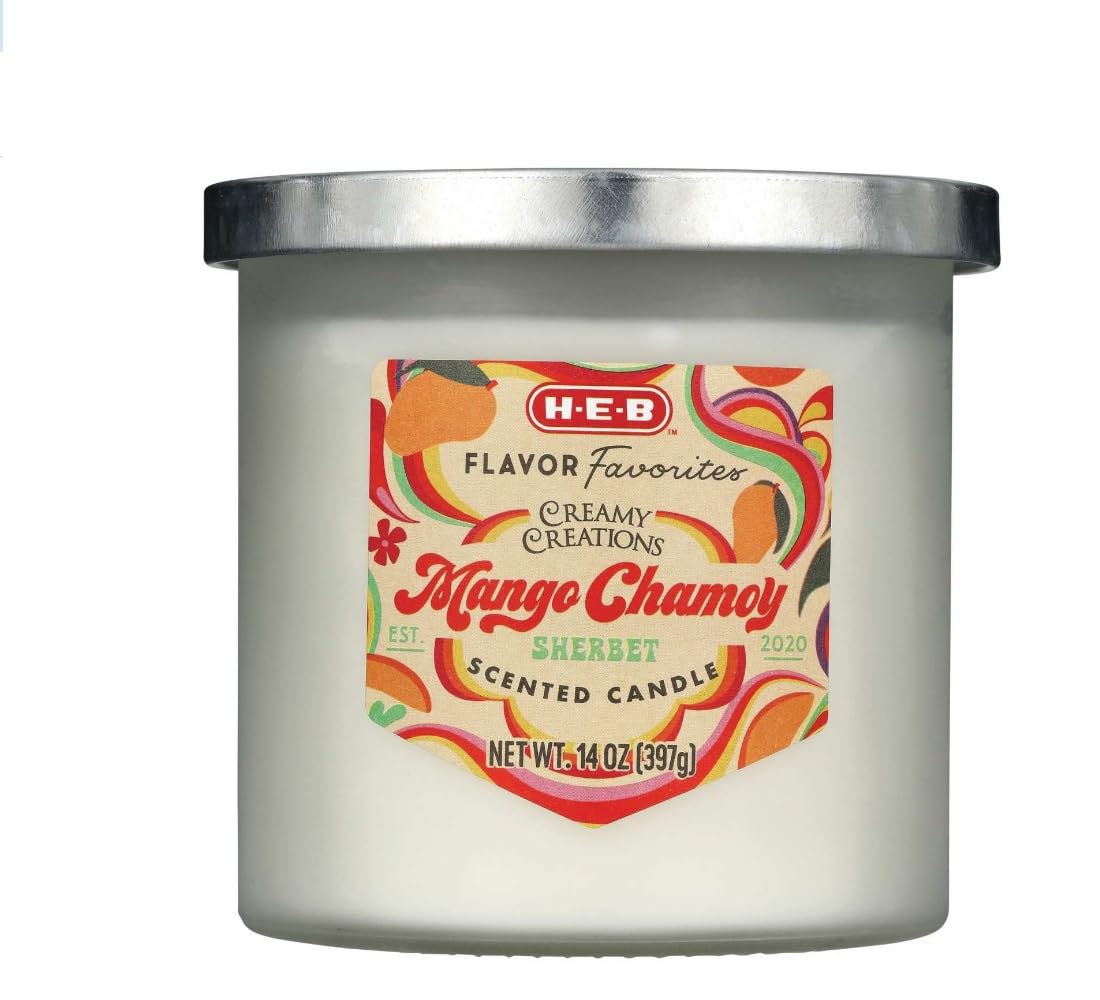 Bougie parfumée HEB Mango Chamoy dans verre givré avec couvercle, ambiance chaleureuse et parfum durable.