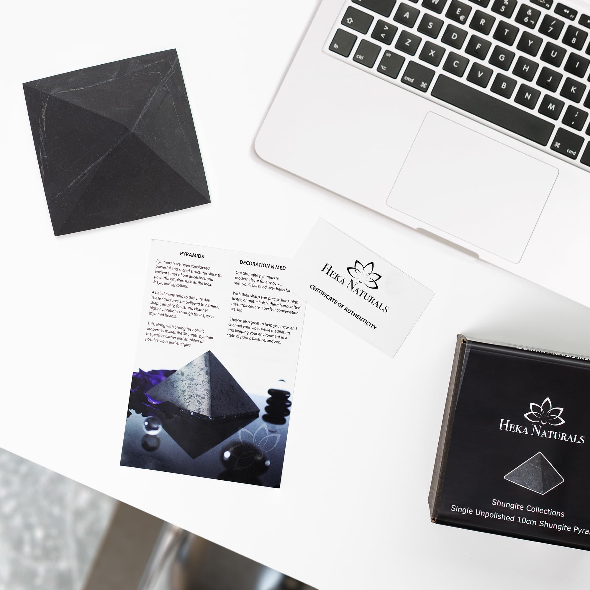 Pyramide Shungite, pièce décorative pour bureau favorisant concentration et calme.