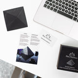 Pyramide Shungite, pièce décorative pour bureau favorisant concentration et calme.