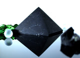 Décoration naturelle Shungite, symbole géométrique intemporel et bien-être.