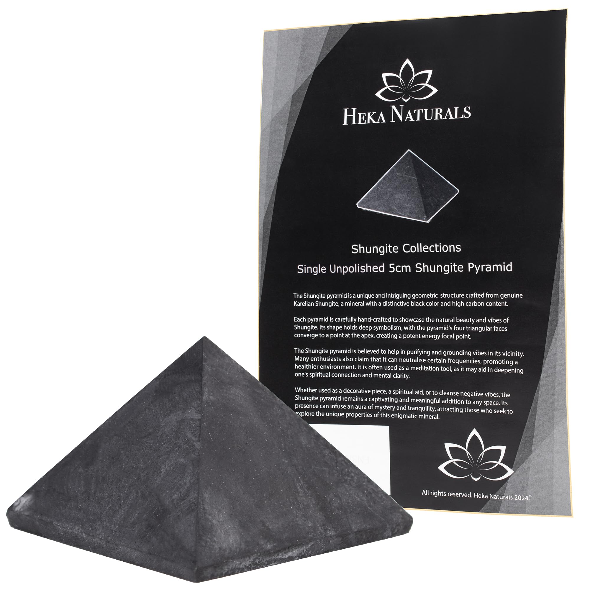 Pyramide Shungite brute de Heka Naturals, décor élégant pour le bureau et ambiance purifiée possible.