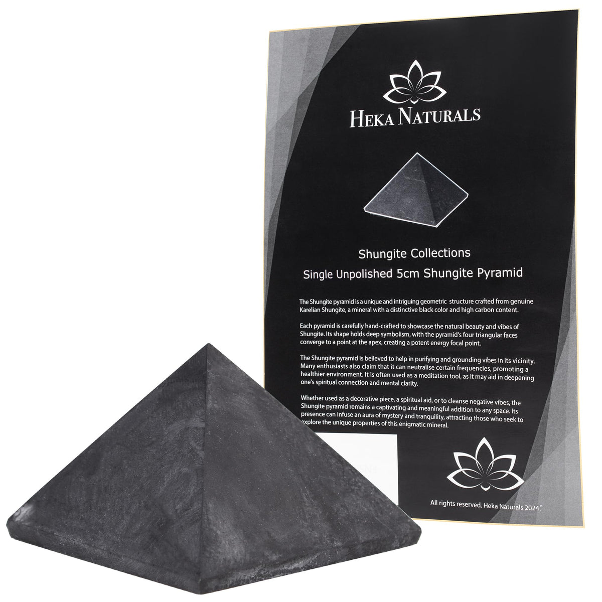 Pyramide Shungite brute de Heka Naturals, décor élégant pour le bureau et ambiance purifiée possible.