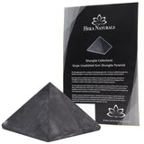 Pyramide Shungite brute de Heka Naturals, décor élégant pour le bureau et ambiance purifiée possible.