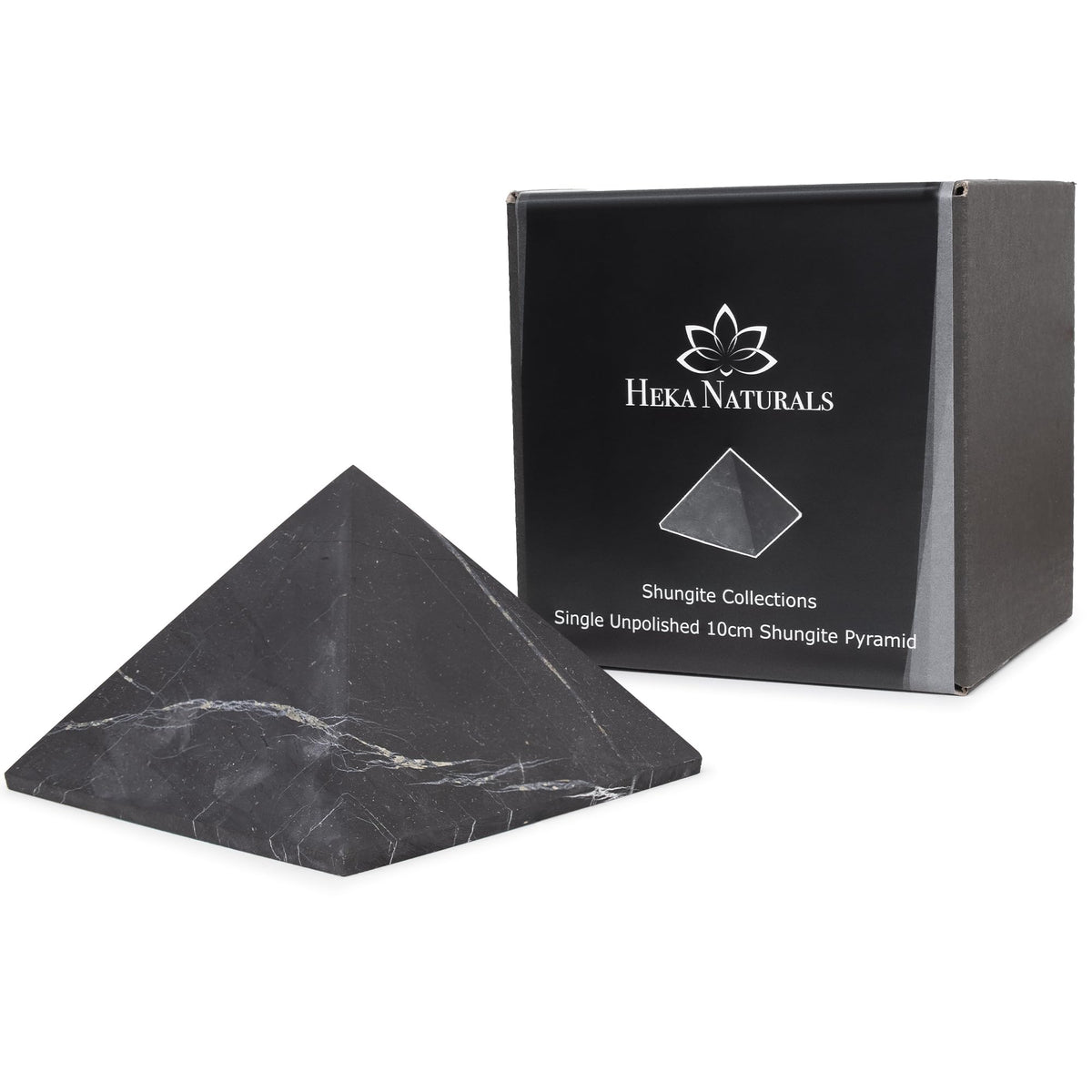 Pyramide Shungite noire par Heka Naturals, décor bureau apaisant et protecteur.