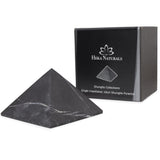 Pyramide Shungite noire par Heka Naturals, décor bureau apaisant et protecteur.