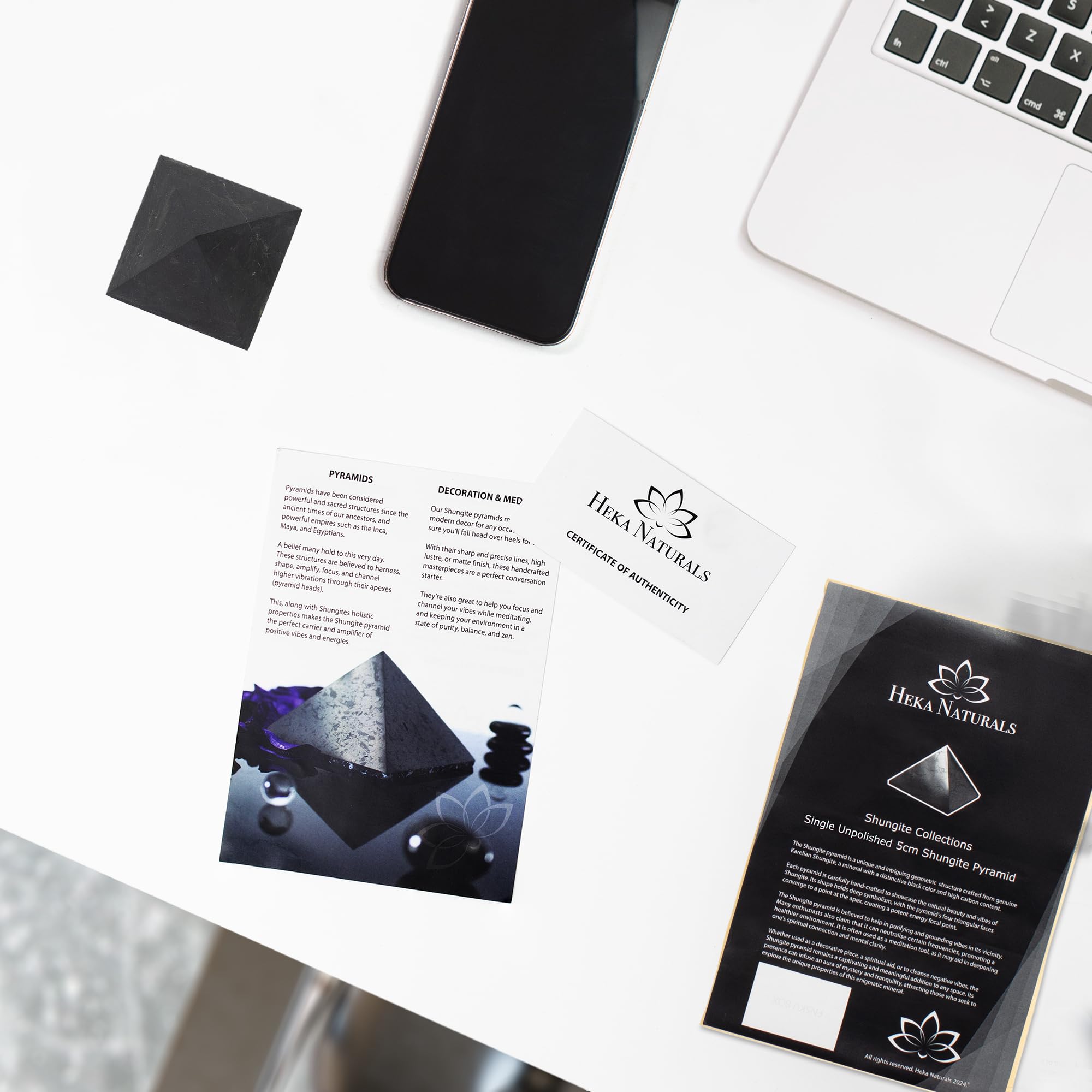 Pyramide Shungite de Heka Naturals, centrage et sérénité lors de la méditation.