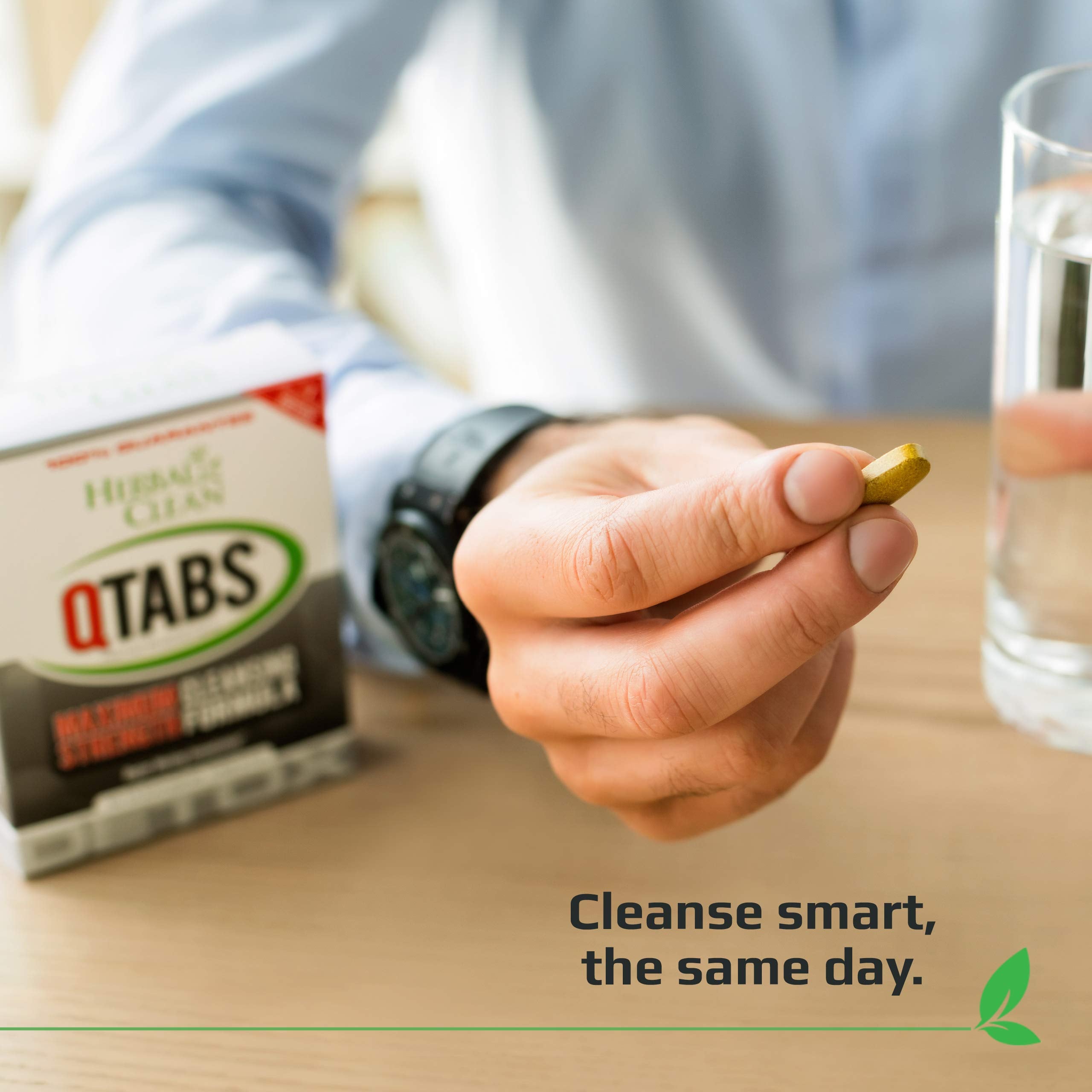 Herbal Clean QTabs: personne utilisant en déplacement, détox pratique.