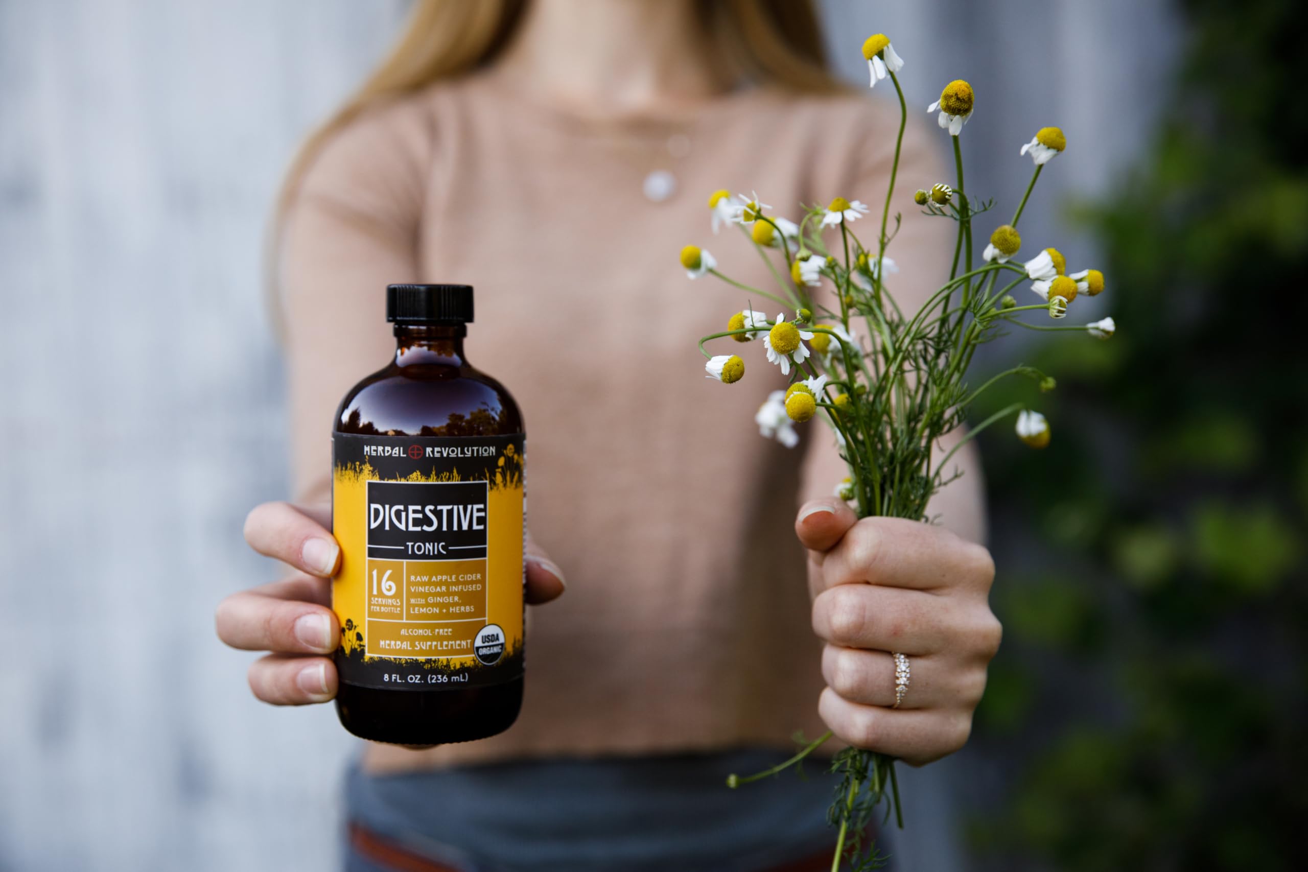 Flacon Herbal Revolution sur plan de bois prêt à être utilisé.