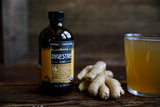 Miel doré et flacon Herbal Revolution dans une mise en scène naturelle.