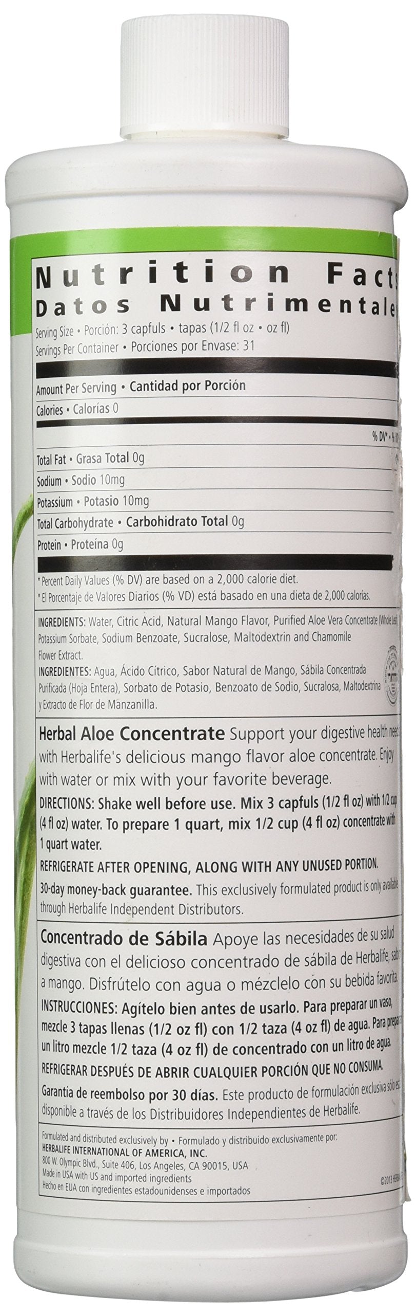 Versement du concentré Herbalife Aloé dans l’eau pour une boisson légère.