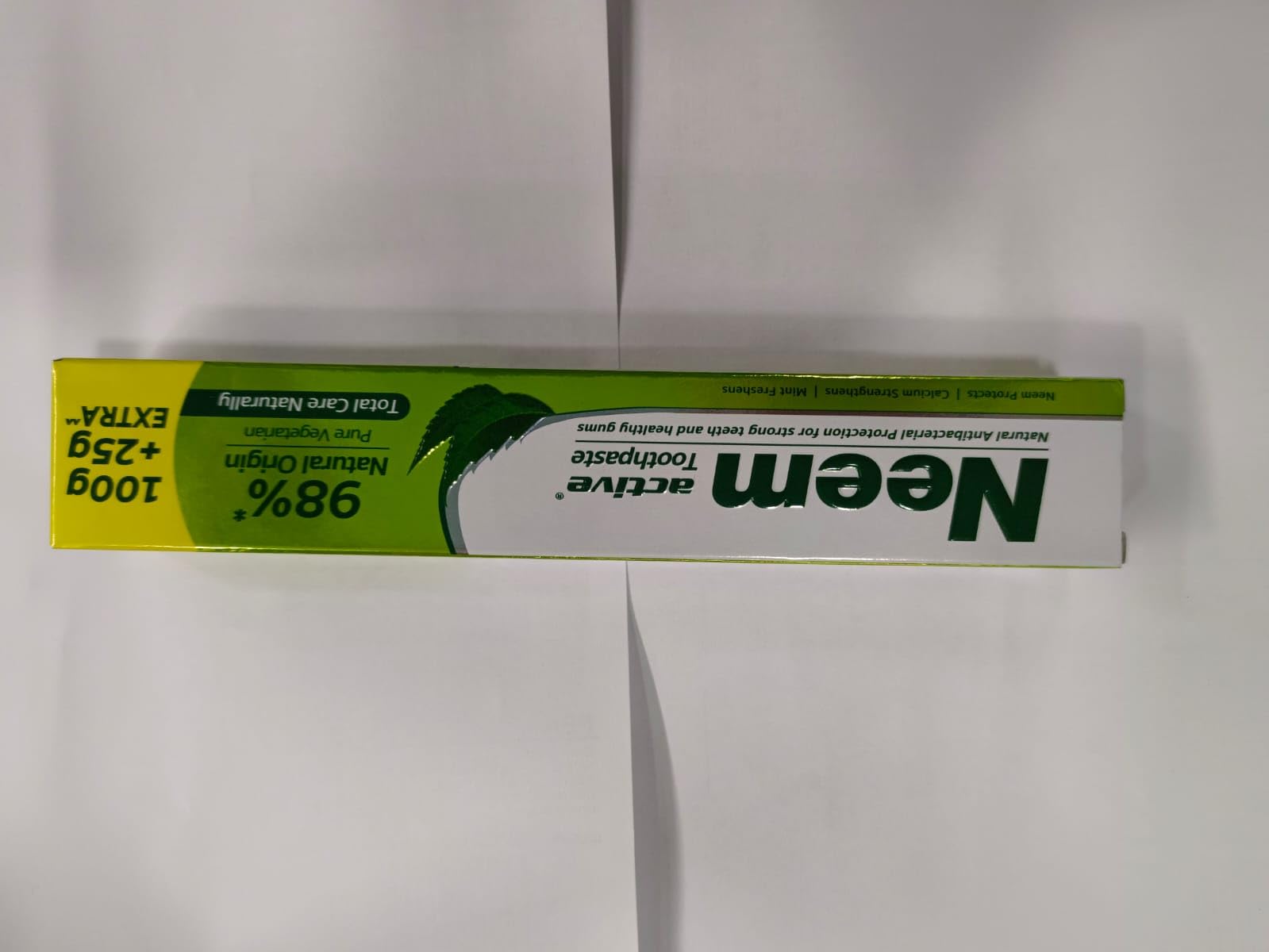Brossage quotidien avec Neem Actif offre fraîcheur prolongée.