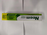 Brossage quotidien avec Neem Actif offre fraîcheur prolongée.