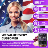 HERBIFY Crinière de Lion – mains tenant la bouteille, usage quotidien.