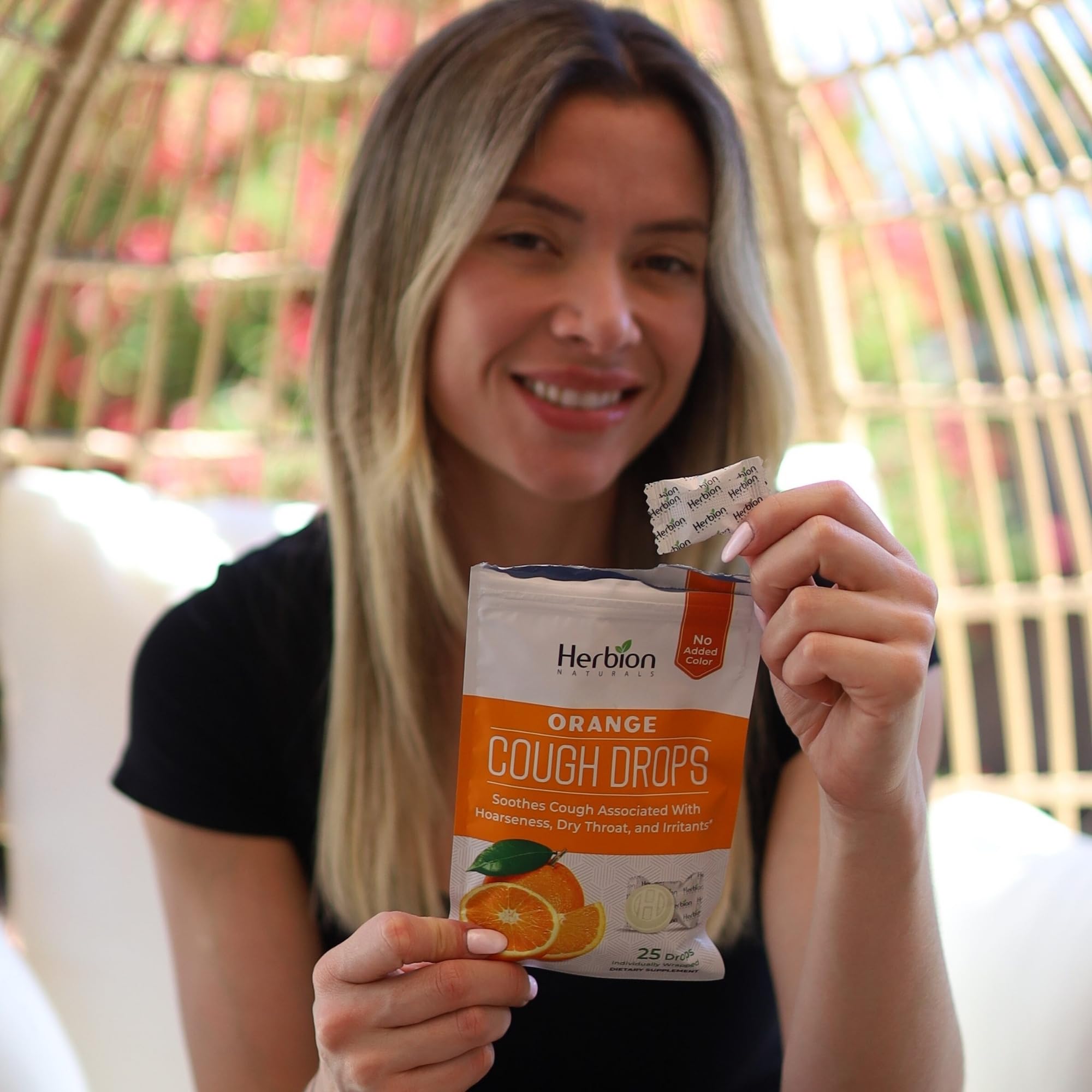 Portabilité des pastilles HERBION Naturals, idéale pour sac et bureau.