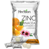Pastilles orange HERBION Naturals en usage quotidien facile à transporter.