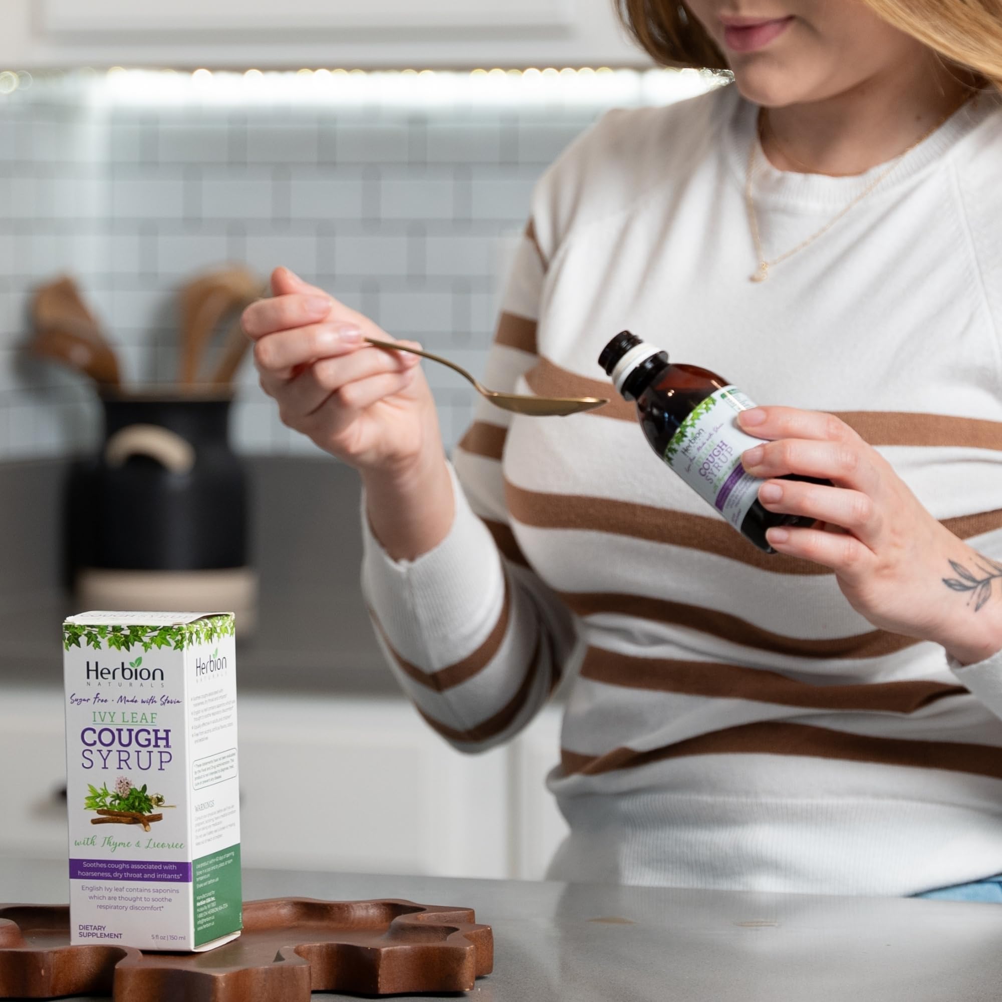 HERBION Sirope lierre-thym-reglisse – sans alcool et sans gluten, édulcoré au stévia.