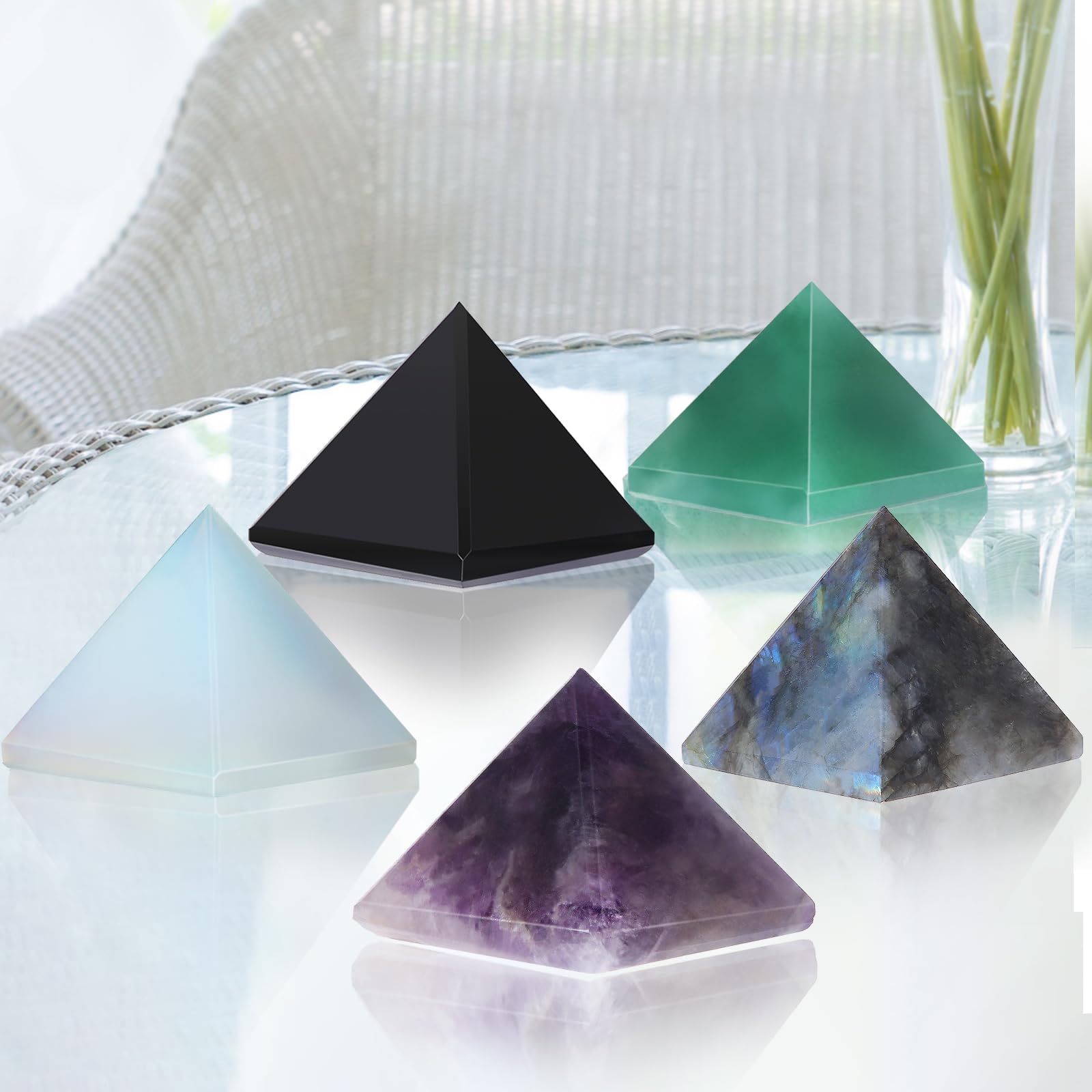 Pyramide Hguxmcu dans espace sacré, favorise purification énergétique et concentration.