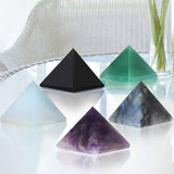 Pyramide Hguxmcu dans espace sacré, favorise purification énergétique et concentration.