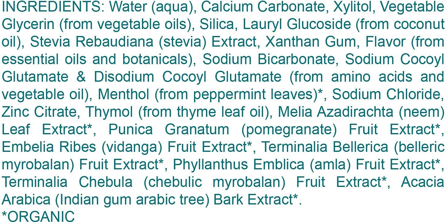 Gros plan sur la mousse du dentifrice Himalaya Botanique pendant le brossage.