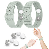Bracelet Hion Beryl sur le poignet, utilisé lors des trajets pour aider à gérer les nausées.