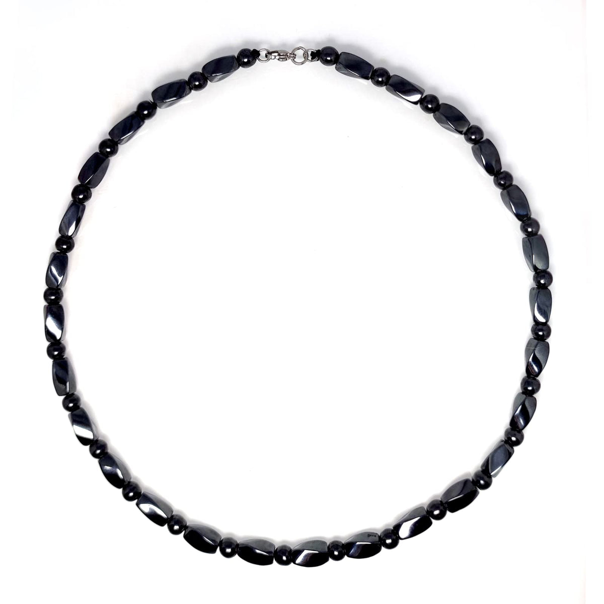 Collier Hion magnétique avec obsidienne noire et hématite, porté au quotidien pour l'ancrage.