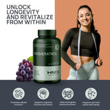 Gélules HMS Nutrition Resveratrol prêt à être prises avec un verre d'eau.