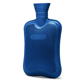 HomeTop bouteille d'eau chaude bleu marine, gros plan sur le caoutchouc naturel et la surface ridée.