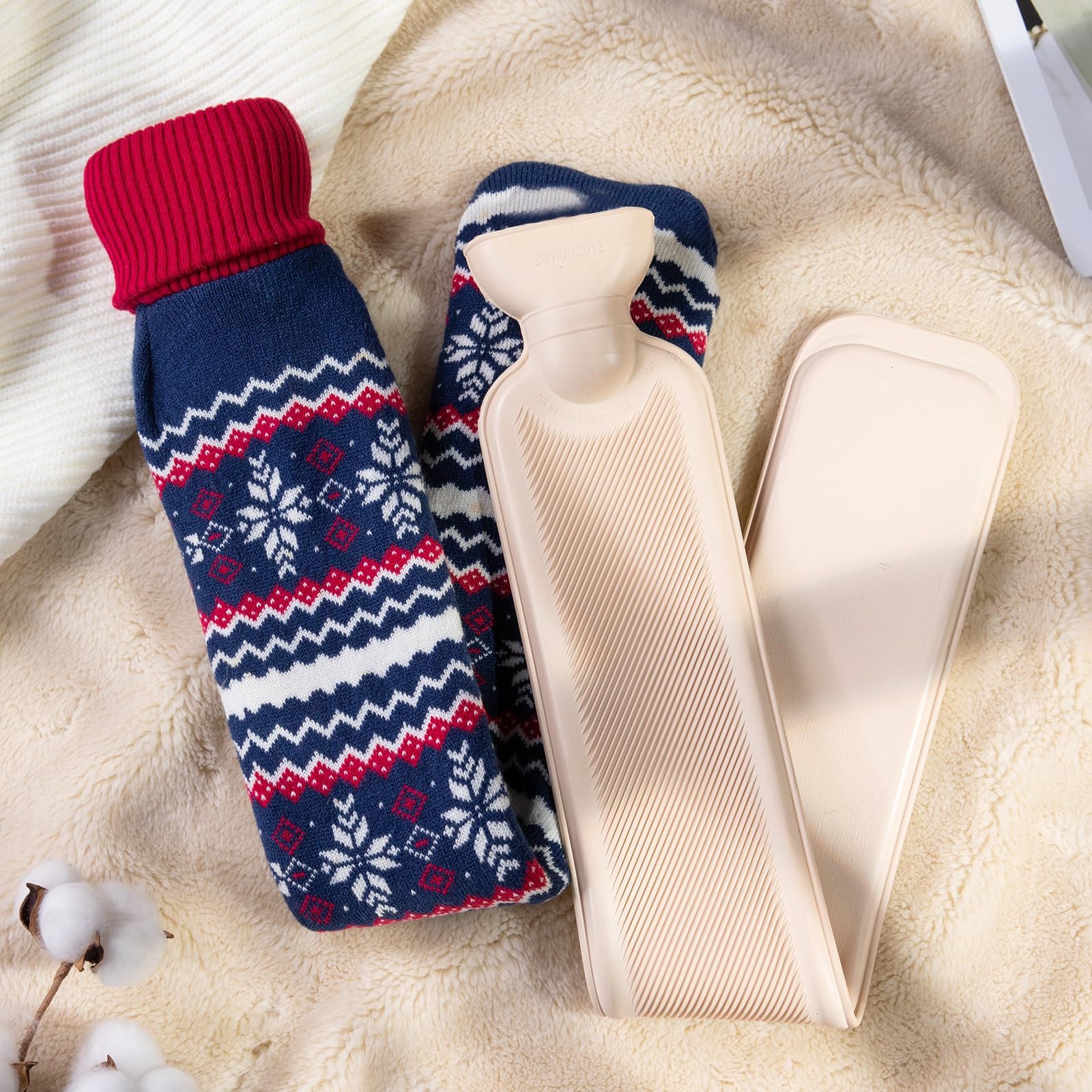 Couverture-tricot bleu nuit avec flocons apportant chaleur enveloppante.