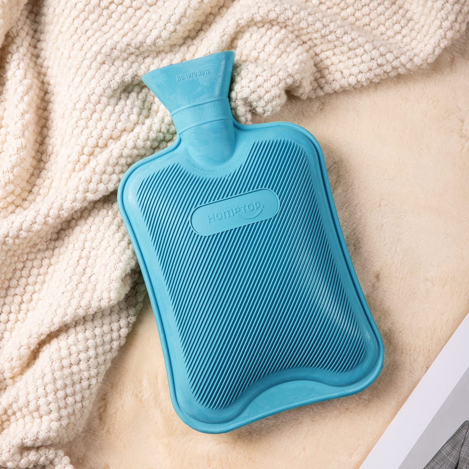 Extérieur bleu rainuré de la bouteille, prise en main confortable et chaleur durable.