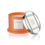 Bougie HomeWorx Energize Mandarin Ginger, 3 mèches, diffusion riche dans le salon.