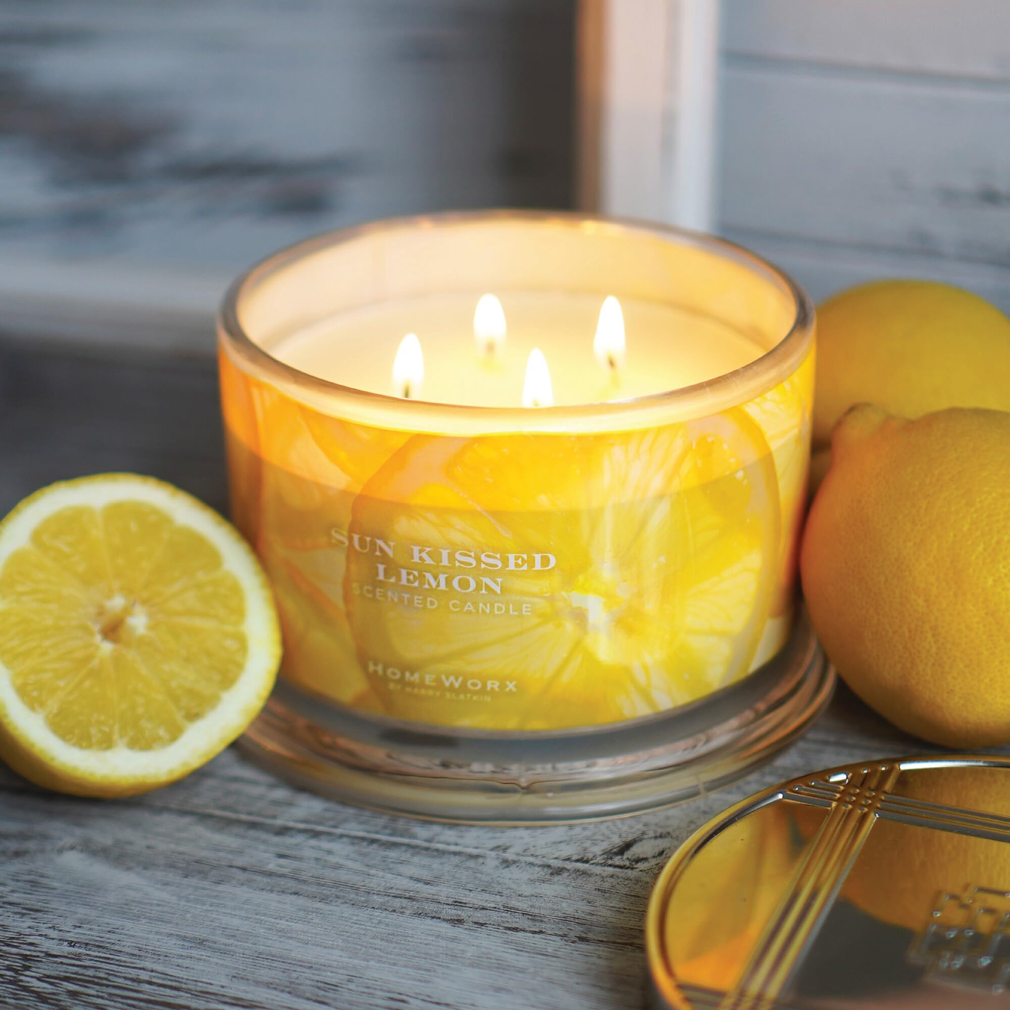 Bougie Sun Kissed Lemon HomeWorx dans un verre décoratif avec couvercle métallique