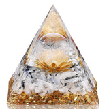 Pyramide Hopeseed Orgone avec lune arc-en-ciel et éclats lumineux pour ambiance apaisante.