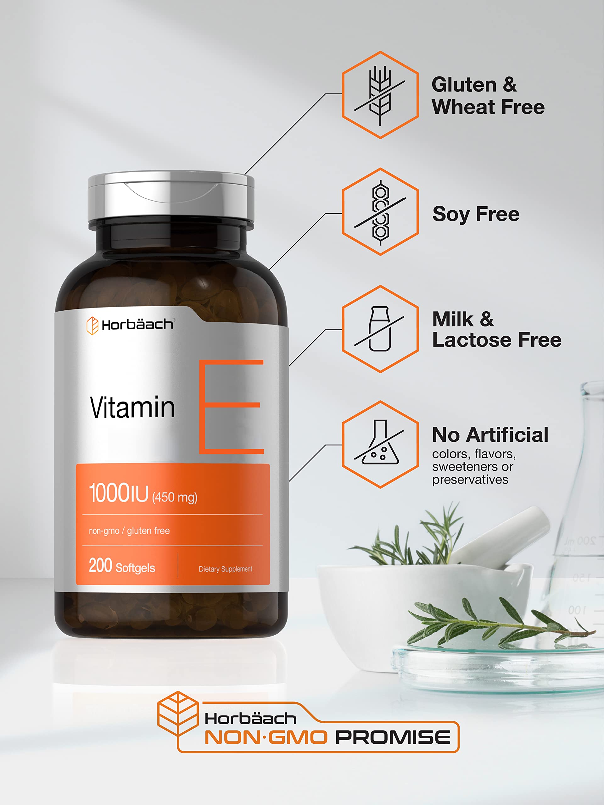 Mains tenant la bouteille Horbäach Vitamine E 1000 UI, commodité d’une dose.