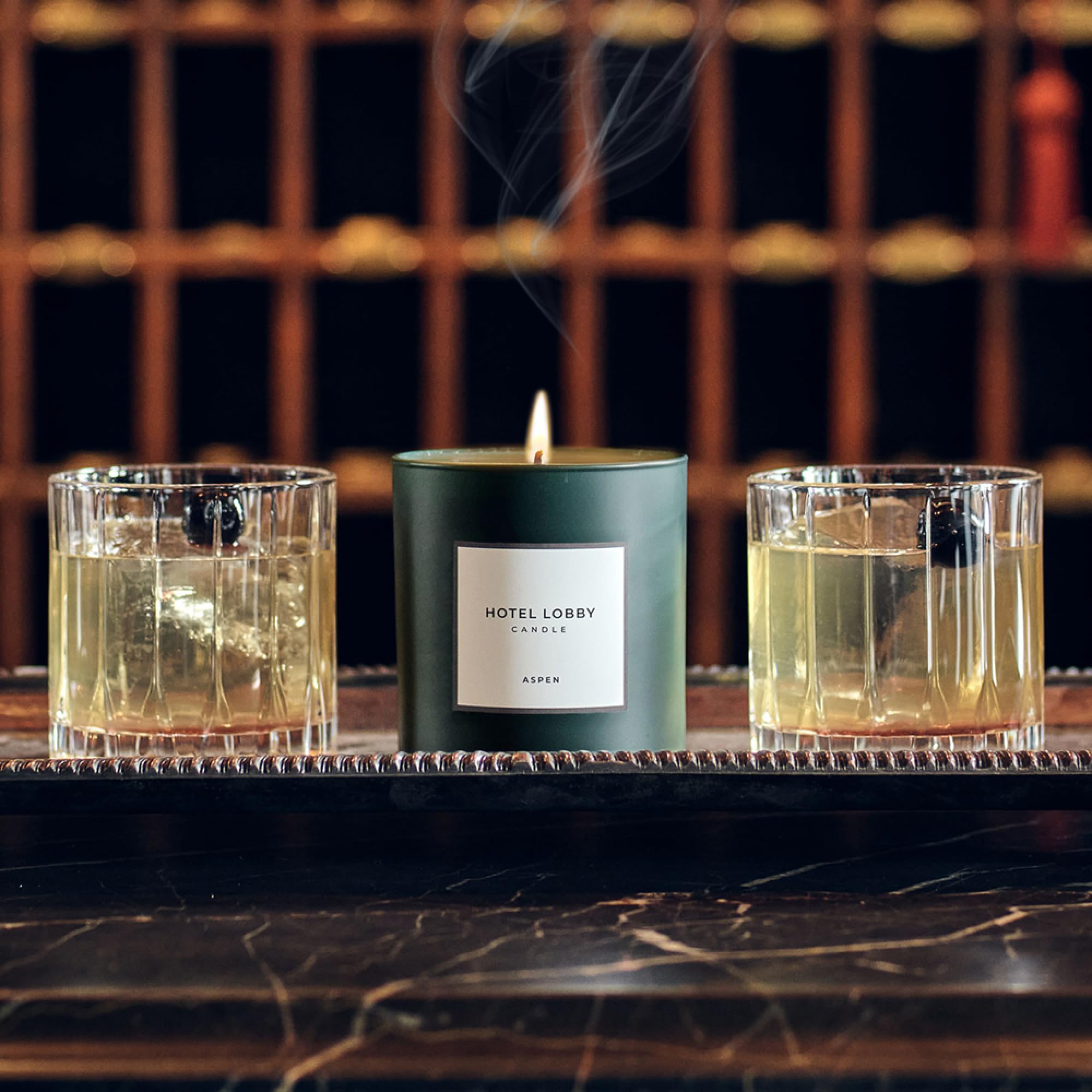 Bougie HOTEL LOBBY CANDLE Aspen dans une boîte patternée inspirée du Hotel Jerome.