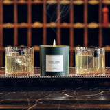 Bougie HOTEL LOBBY CANDLE Aspen dans une boîte patternée inspirée du Hotel Jerome.