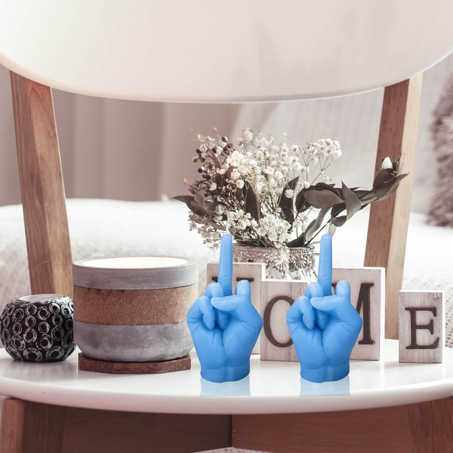 Hozodusi présente bougie doigt moyen bleu, parfum discret et ambiance douce.