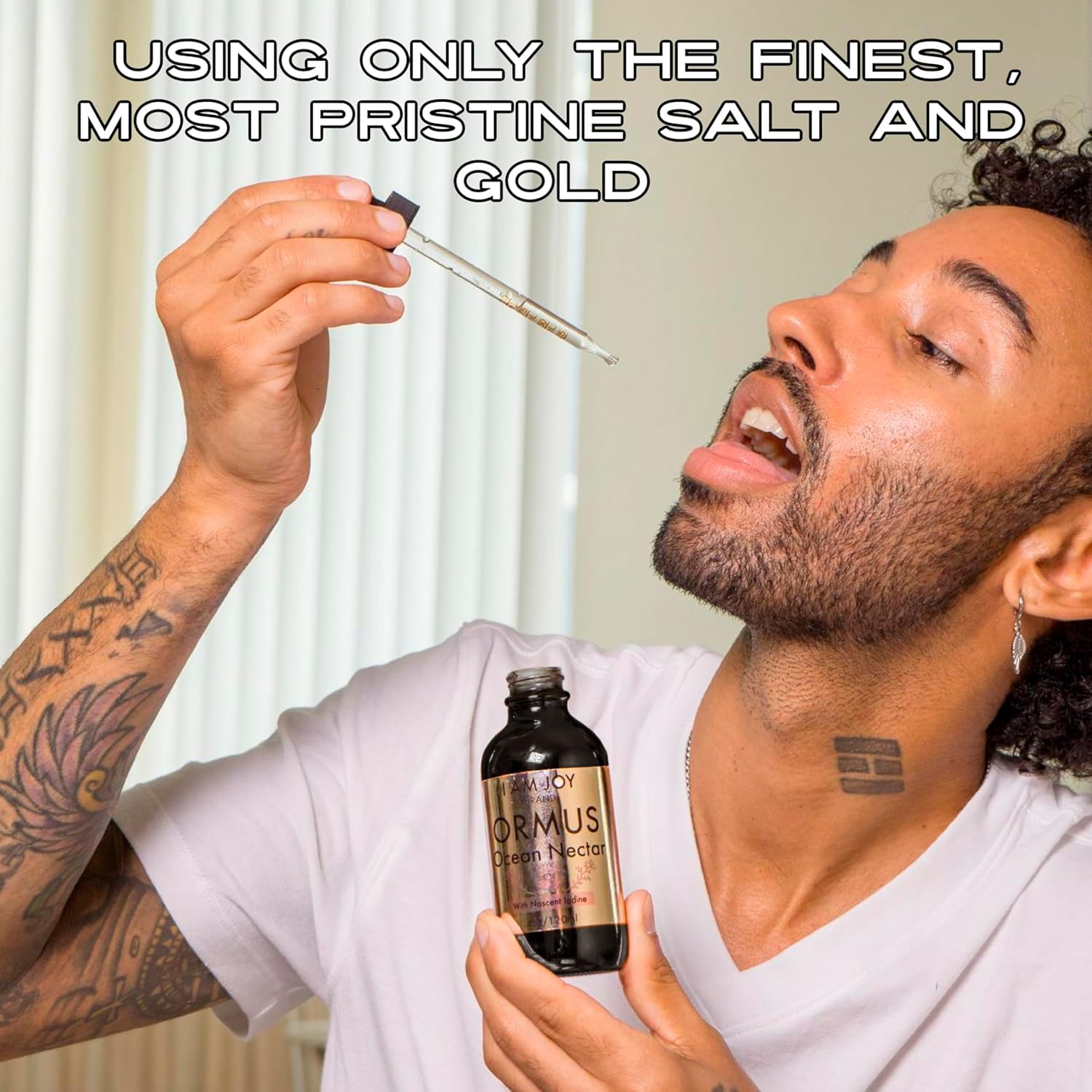 Flacon compact I Am Joy co. Ormus Ocean Nectar tenu en main.