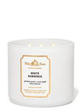 Ambiance lumineuse douce avec la bougie Iliemoc White Barn et ses flammes apaisantes.