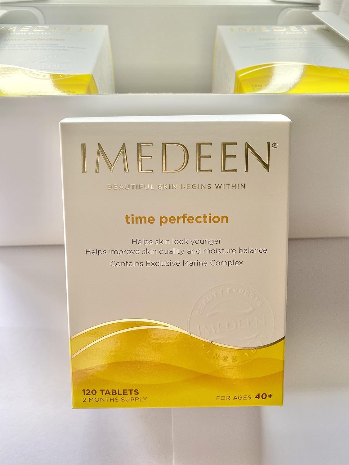 Main tenant les tablettes Imedeen Time Perfection, utilisation pratique.