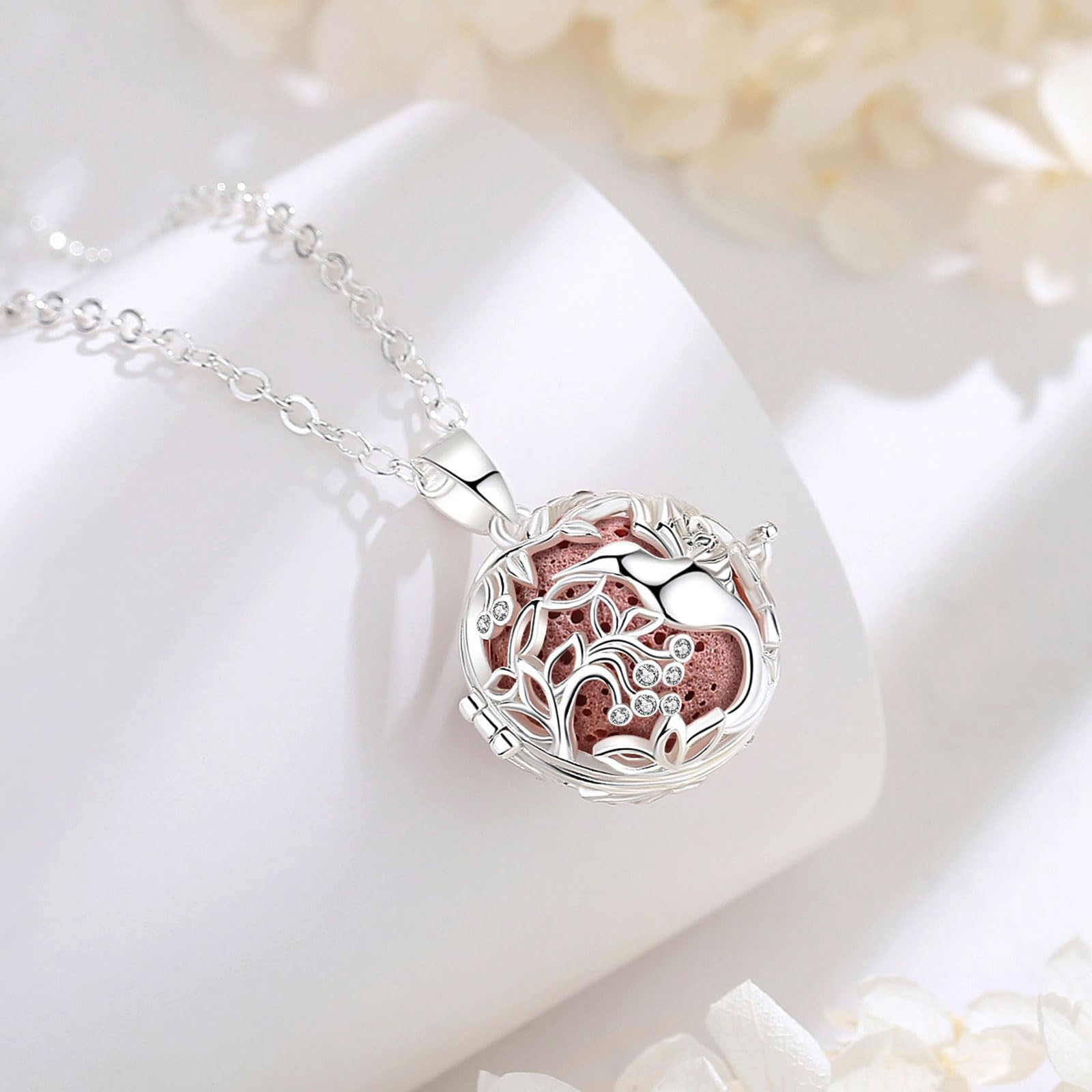 INFUSEU pendentif-colibri, diffuseur d’huiles essentielles pour des moments de calme.