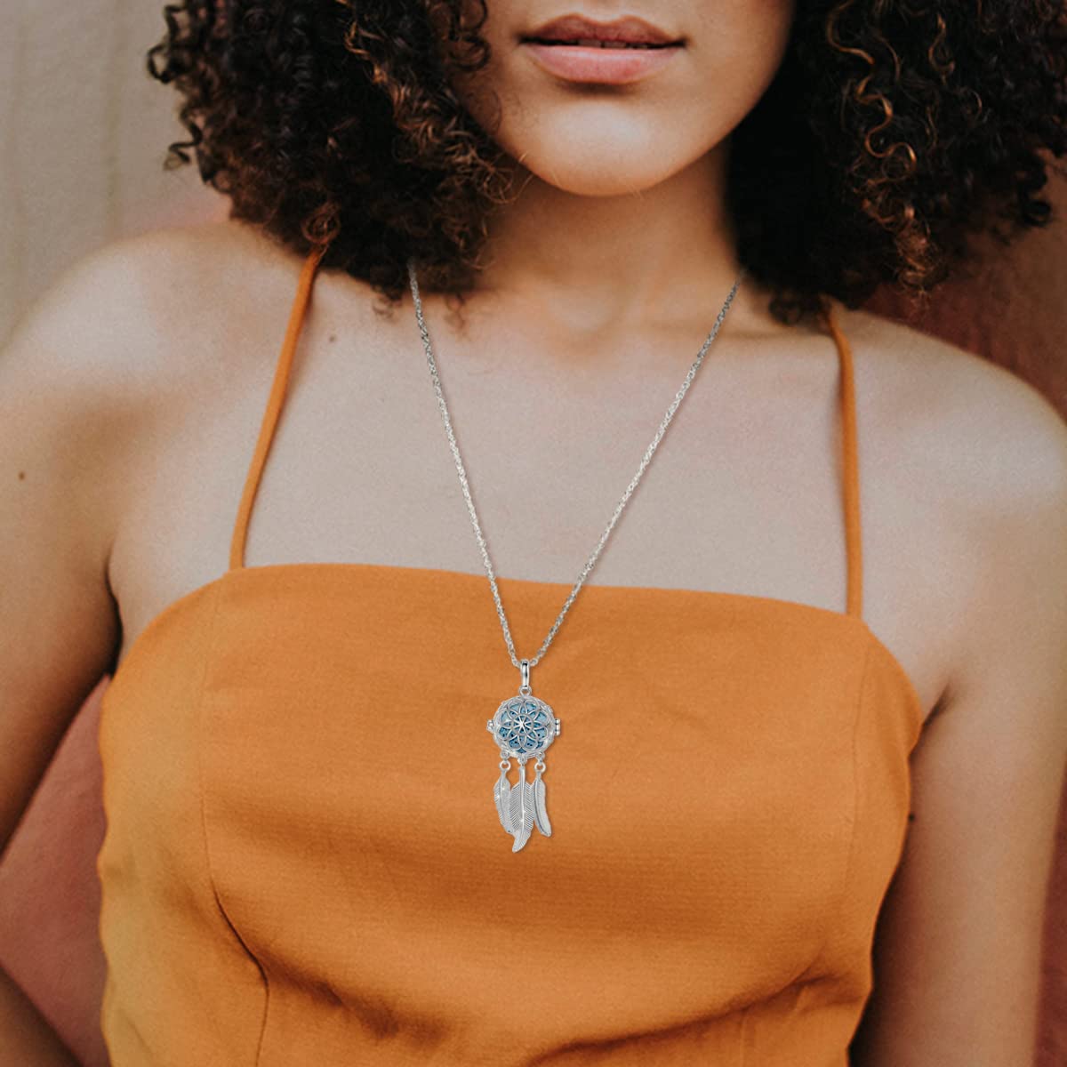 Port quotidien du collier INFUSEU pour une touche spirituelle