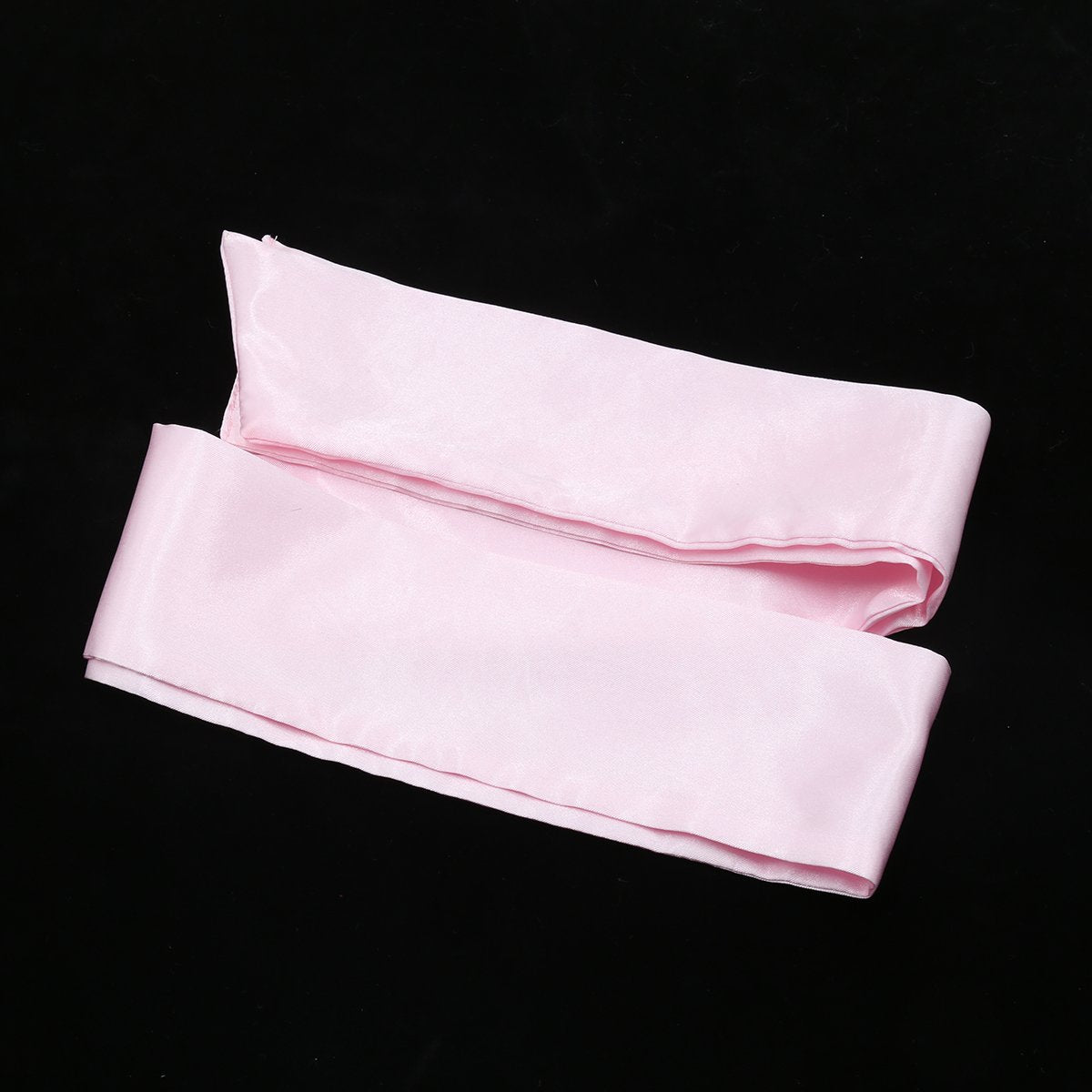 Masque INNEDYOUMM en satin doux rose, détail du tissu et douceur