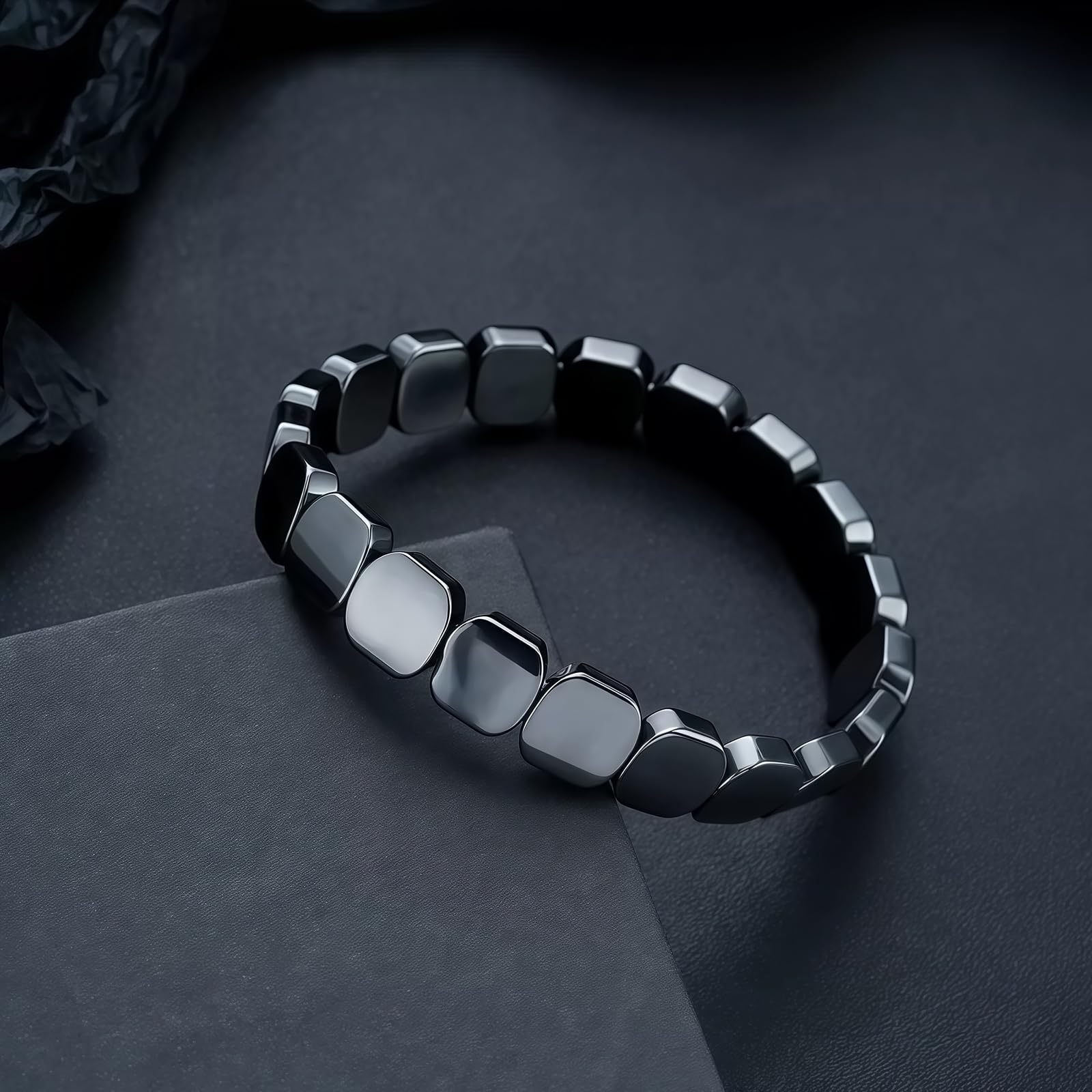 INROAN bracelet hématite, détail des billes, texture naturelle et finition lisse.