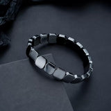 INROAN bracelet hématite, détail des billes, texture naturelle et finition lisse.