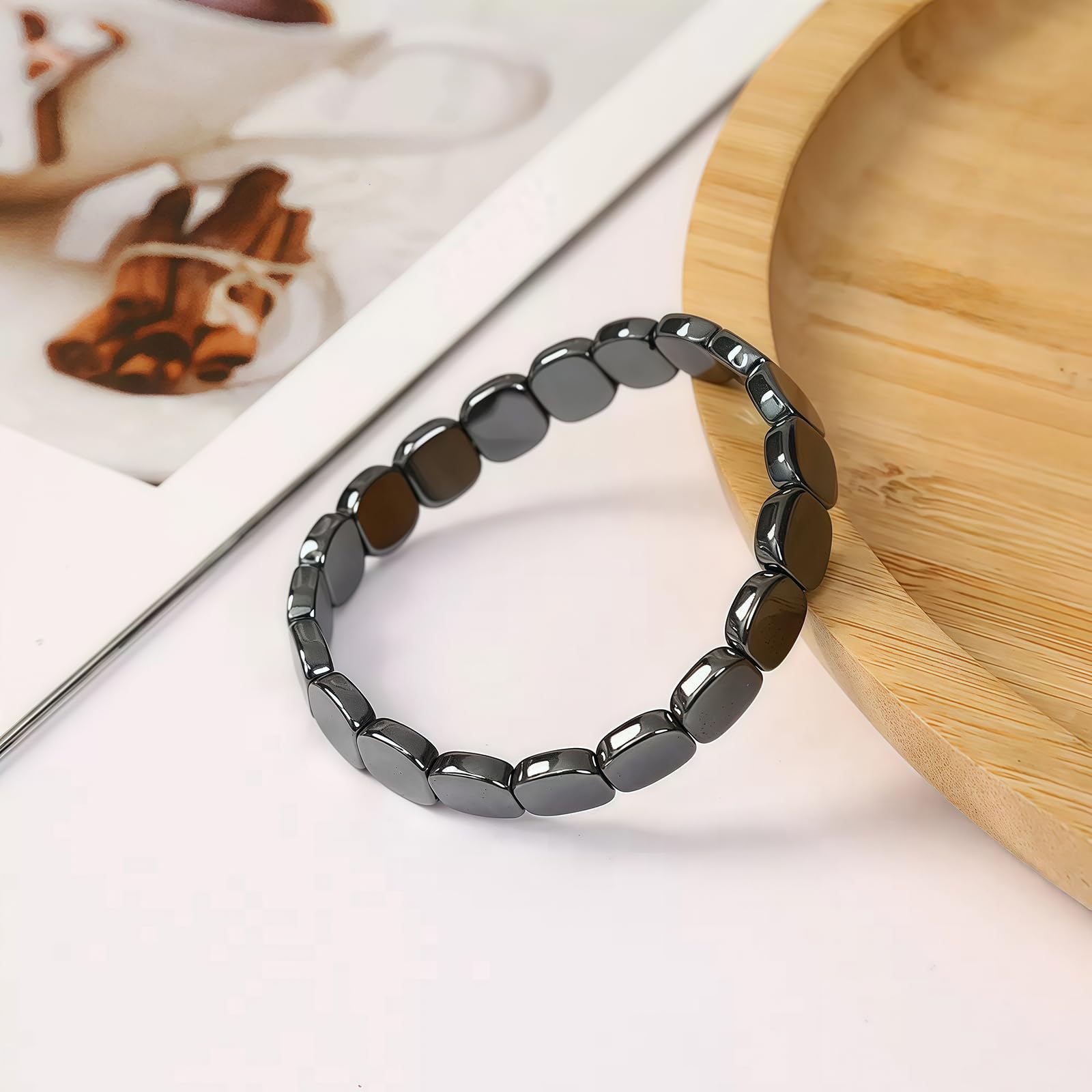INROAN bracelet hématite, porté au poignet, énergie calme et discrétion.