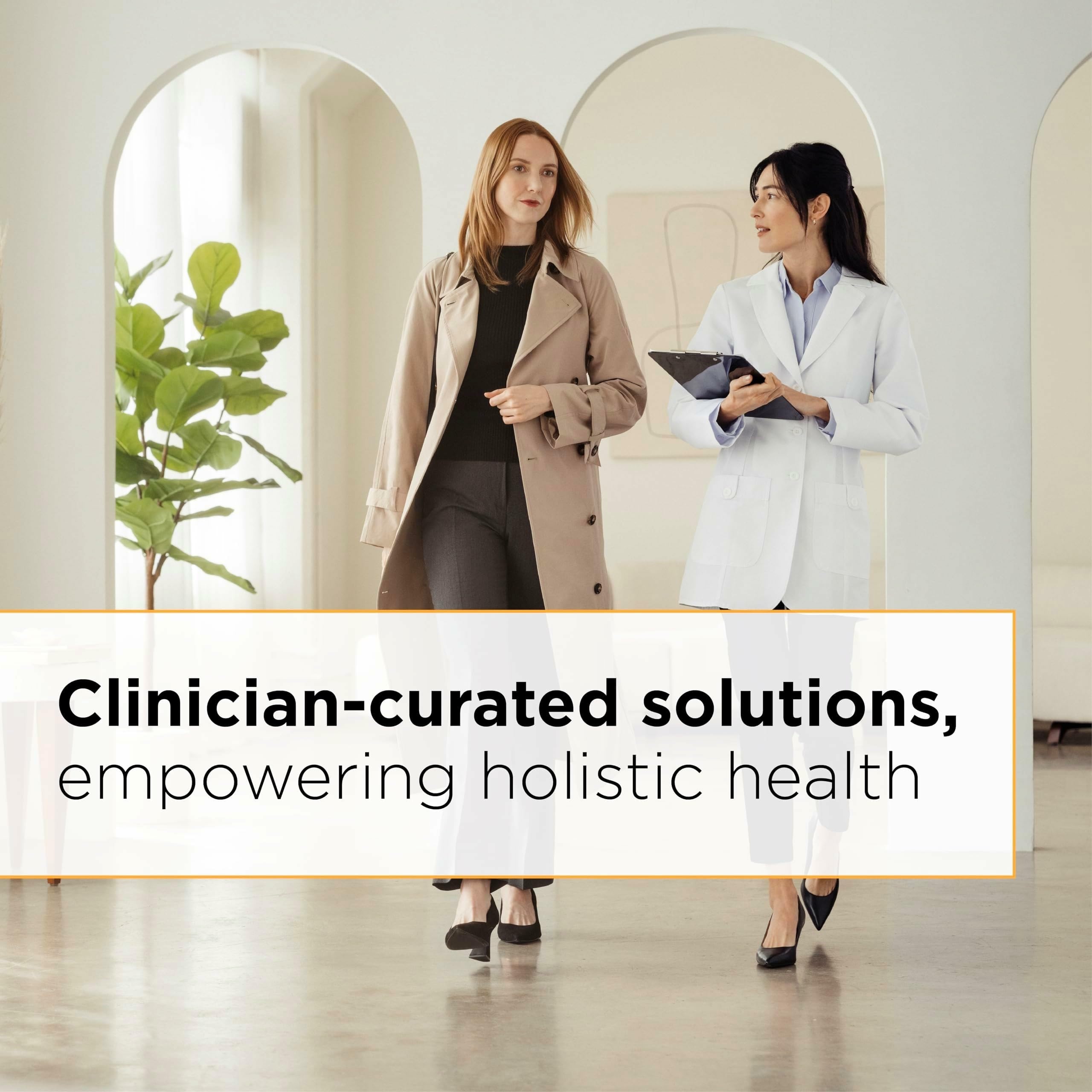 CoQ10 Integrative Therapeutics - gelules versées dans la main, simplicité d'utilisation