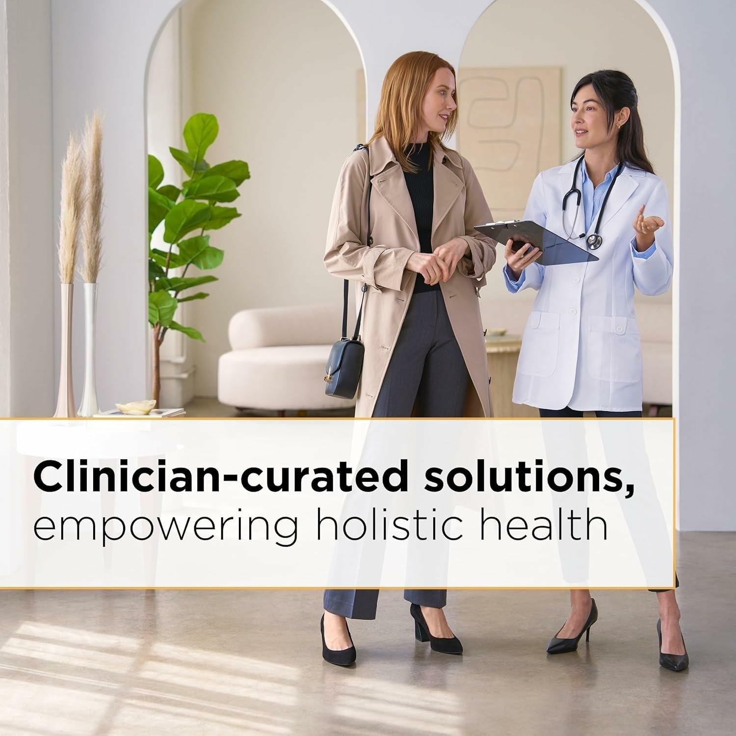 Integrative Therapeutics Probiotic Pearls – main prenant une capsule, usage simple.